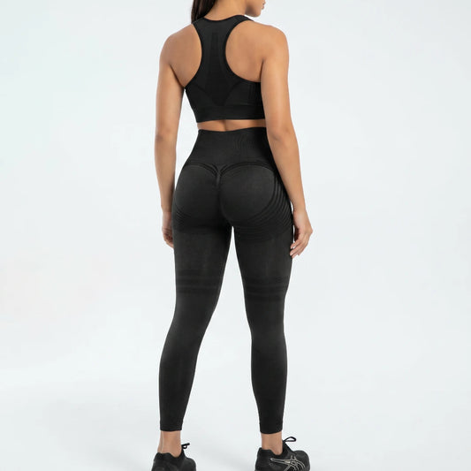 Femme portant la tenue sculptante ARLAYA — site officiel: legging, soutien-gorge et short