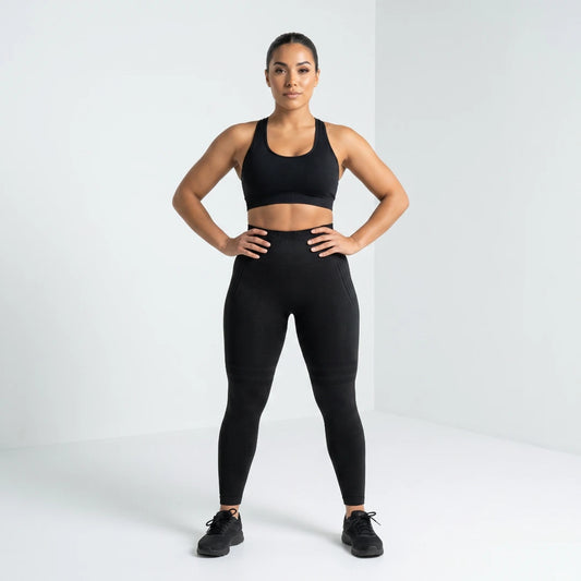 Femme en legging sculptant ARLAYA — comparatif legging gainant Skims, Spanx, Yummie ou ARLAYA