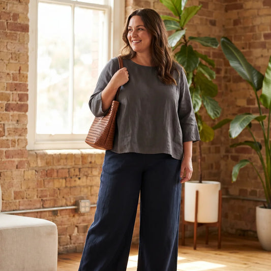 Femme habillée avec style mettant en valeur sa silhouette — habiller un ventre rond à 40 ans